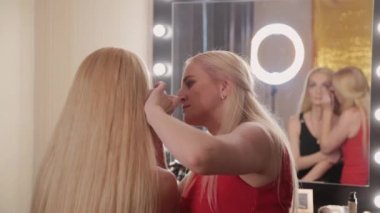 Profesyonel makyöz makyaj çok güzel bir kadın yapar..