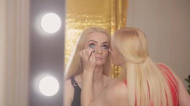 Profesyonel makyöz makyaj çok güzel bir kadın yapar..