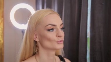 Profesyonel makyöz makyaj çok güzel bir kadın yapar..