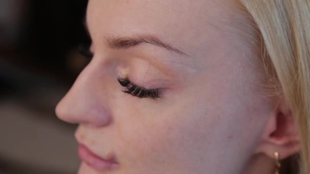 Truccatore fa trucco professionale per bella donna . — Video Stock