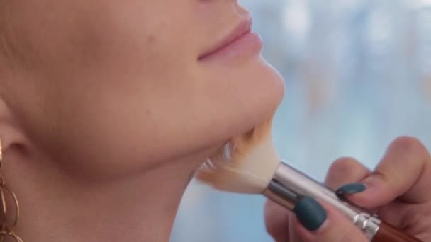 Visagist maakt professionele make-up aan mooie vrouw. — Stockvideo