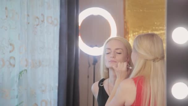 Maquilleur fait maquillage professionnel à belle femme . — Video