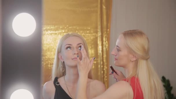 Makeupartist gör professionell makeup till vacker kvinna. — Stockvideo