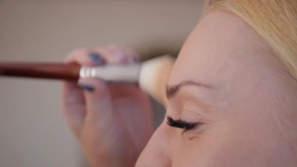 Визажист делает профессиональный макияж для красивой женщины . — стоковое видео