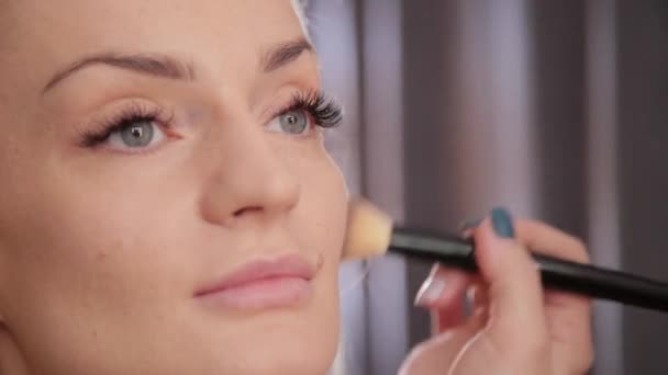 Truccatore fa trucco professionale per bella donna . — Video Stock