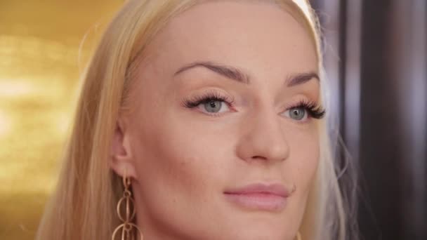 Visagist maakt professionele make-up aan mooie vrouw. — Stockvideo