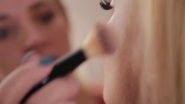 Truccatore fa trucco professionale per bella donna . — Video Stock