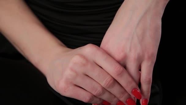 Välpreparerade händerna på en vacker flicka. — Stockvideo