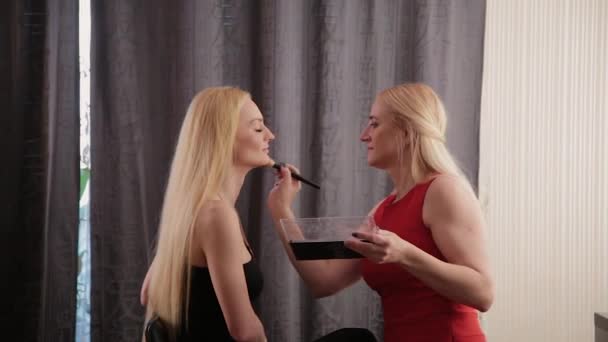 Maquillaje artista hace maquillaje profesional a hermosa mujer . — Vídeos de Stock
