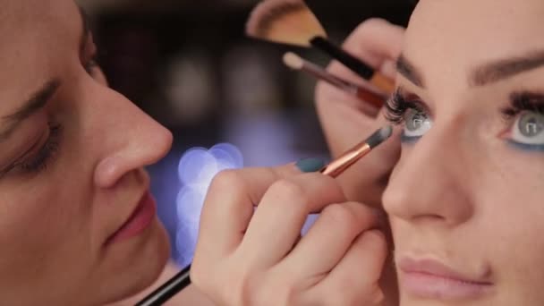 Truccatore professionale rende il trucco una donna molto bella . — Video Stock