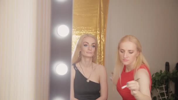 Professionele Visagist maakt make-up een heel mooie vrouw. — Stockvideo