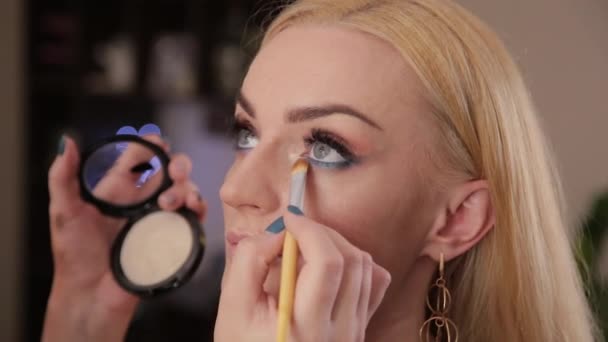 Professionelle Visagistin macht Make-up zu einer sehr schönen Frau. — Stockvideo