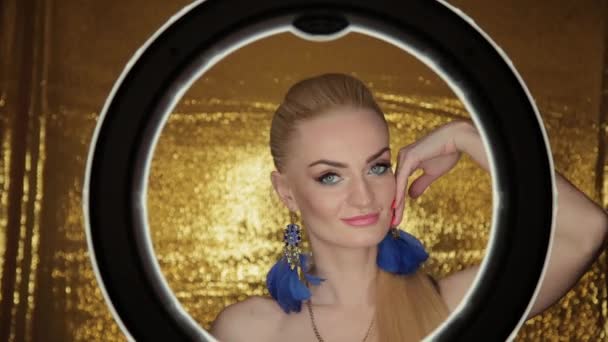Bella bellezza modello in posa su uno sfondo d'oro . — Video Stock