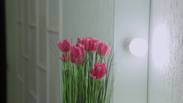 Штучні тюльпани в дзеркалі підсвічування . — стокове відео