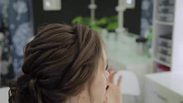 Beautiful woman with a very modern haircut in a beauty salon. — Stock Video