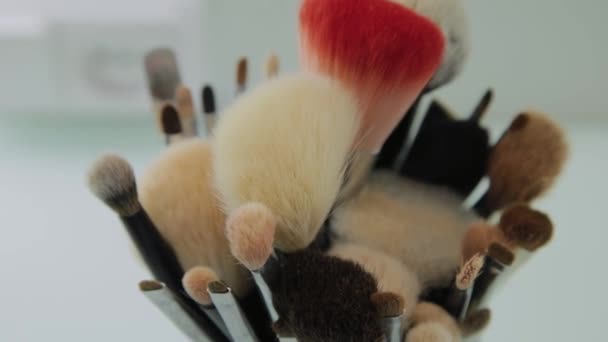 Fırçalar makyaj için tablo soyunma odasında ayarlama. Moda endüstrisi. Moda gösterisi sahne arkasında — Stok video