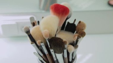 Fırçalar makyaj için tablo soyunma odasında ayarlama. Moda endüstrisi. Moda gösterisi sahne arkasında