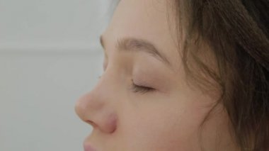 Profesyonel makyöz makyaj çok güzel bir kadın yapar..