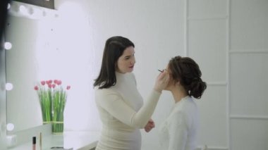 Profesyonel makyöz makyaj çok güzel bir kadın yapar..