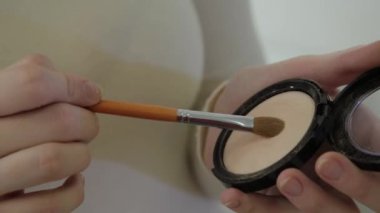 Bir palet göz gölgeler ve makyaj fırça ile: kadın kozmetik. Sabah makyaj. Dekoratif kozmetik: bir palet ile göz gölgeler, bir fırça. Akşam makyaj. Makyaj sanatçıları ayrıntılarını çalışmak