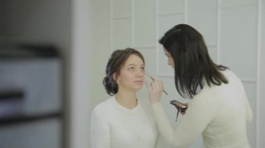 Profesyonel makyöz makyaj çok güzel bir kadın yapar..