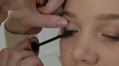 Profesyonel makyöz makyaj çok güzel bir kadın yapar..