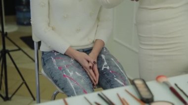 Profesyonel makyöz makyaj çok güzel bir kadın yapar..