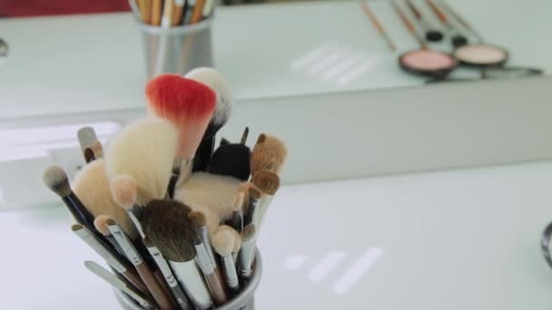 Conjunto de escovas para maquiagem na mesa no vestiário. Indústria da moda. Desfile de moda nos bastidores — Vídeo de Stock