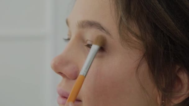 Artista Maquillaje Profesional Hace Que Maquillaje Una Mujer Muy Hermosa — Vídeo de stock