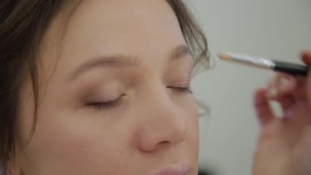 Maquilleuse professionnelle fait du maquillage une très belle femme . — Video