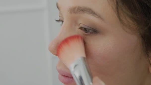 Maquilleuse Professionnelle Fait Maquillage Une Très Belle Femme — Video