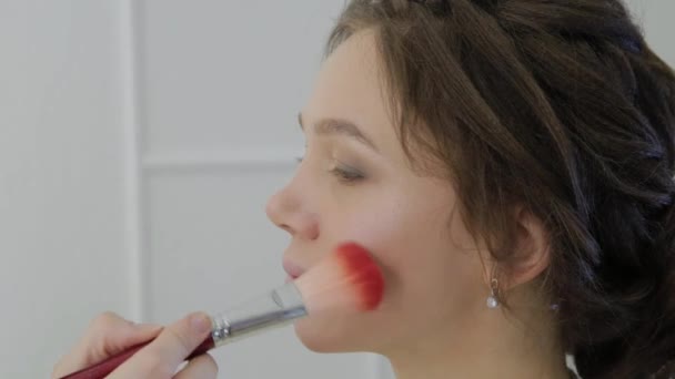 Professionele Visagist maakt make-up een heel mooie vrouw. — Stockvideo