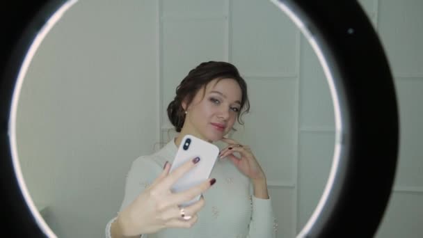 Mulher muito bonita e moderna faz uma selfie quando ela faz seu cabelo em um salão de beleza . — Vídeo de Stock