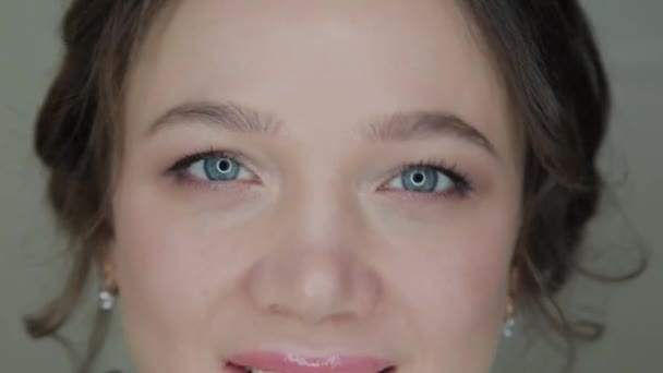 Detailní záběr svůdná brunetka žena tvář s vzduchem foukaného vlasy, při pohledu na krásy světlo Camera.Ring. — Stock video