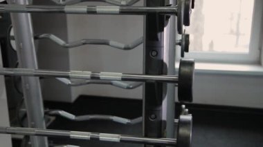 Set, eğitim, farklı sizen dumbbells bir raf yakın çekim.