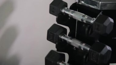 İçin hazırlık jimnastik salonu kadın gücü eğitim halter ağırlık kaldırarak egzersiz egzersiz. Fitness merkezinde egzersiz kapalı kadın kız.