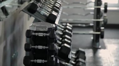 İçin hazırlık jimnastik salonu kadın gücü eğitim halter ağırlık kaldırarak egzersiz egzersiz. Fitness merkezinde egzersiz kapalı kadın kız.