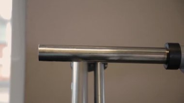 Deadlift halter salonunda ağırlık plakaları kaldırılıyor