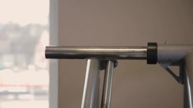 Deadlift halter salonunda ağırlık plakaları kaldırılıyor