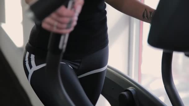 Schöne Athletische Junge Mädchen Trainiert Auf Einem Crosstrainer Der Turnhalle — Stockvideo