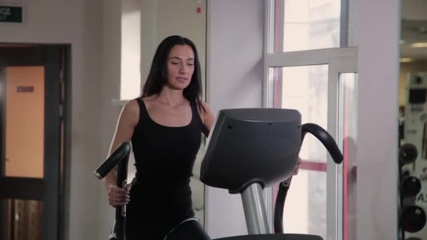 Belle Sportive Jeune Fille Entraîne Sur Entraîneur Elliptique Salle Gym — Video