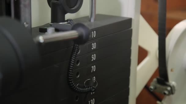 Poids sur l'appareil de fitness dans le club de fitness . — Video