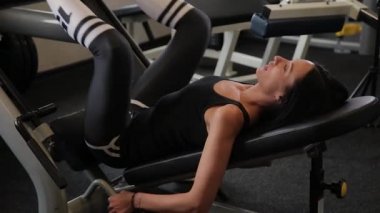 bacak basın makine yapıyor spor salonunda kızdır.