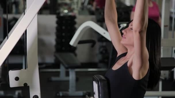 Vackra Atletisk Ung Flicka Utför Ett Drag Bröstet Simulatorn Gymmet — Stockvideo
