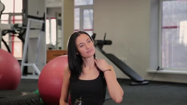 Bella donna seduta stanca dopo l'allenamento di fitness . — Video Stock