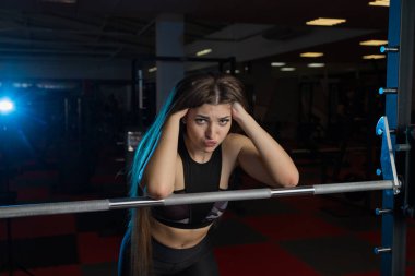 Güzel seksi fitness model atletik halter salonunda, duygusal olarak poz.