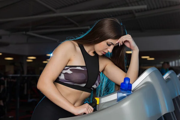 Ελκυστική νεαρή σπορ γυναίκα εργάζεται στο γυμναστήριο. Να κάνει καρδιο κατάρτισης καμπύλη διάδρομο. Τρέξιμο σε διάδρομο μη μηχανοκίνητα. — Φωτογραφία Αρχείου