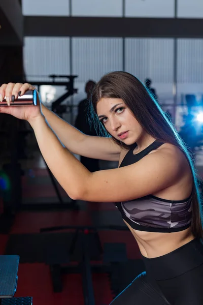 Belle fille sportive posant dans la salle de gym . — Photo
