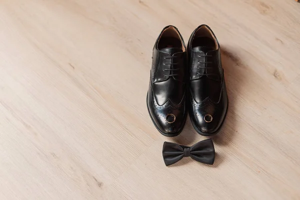 靴、結婚式のメンズ アクセサリー木製の床の上の蝶. — ストック写真