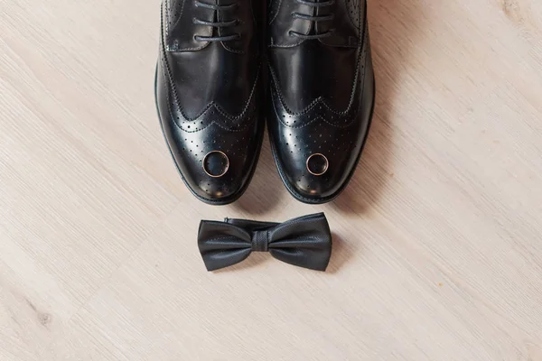 靴、結婚式のメンズ アクセサリー木製の床の上の蝶. — ストック写真